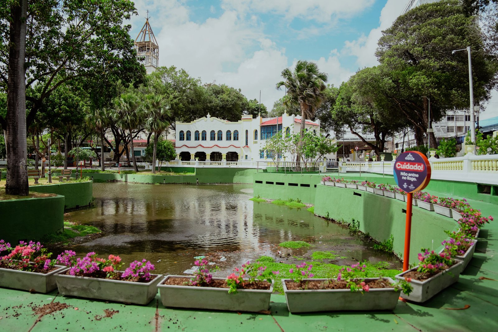 Foto aberta da Cidade da Criança mostrando o lago interno